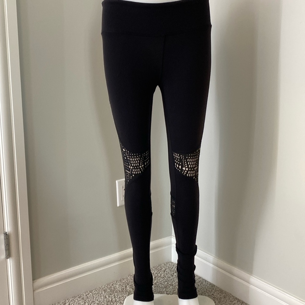ALO Yoga West coast leggings. Size S
Black and nude detail. Ankle stirrup